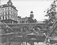 40785 Gezicht op de Viebrug over de Oudegracht te Utrecht, tijdens restauratiewerkzaamheden.